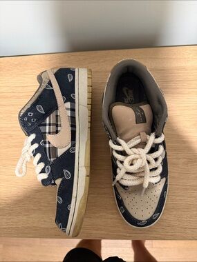 TRAVIS SCOTT DUNKS SIZE 10 GENTLY WORN